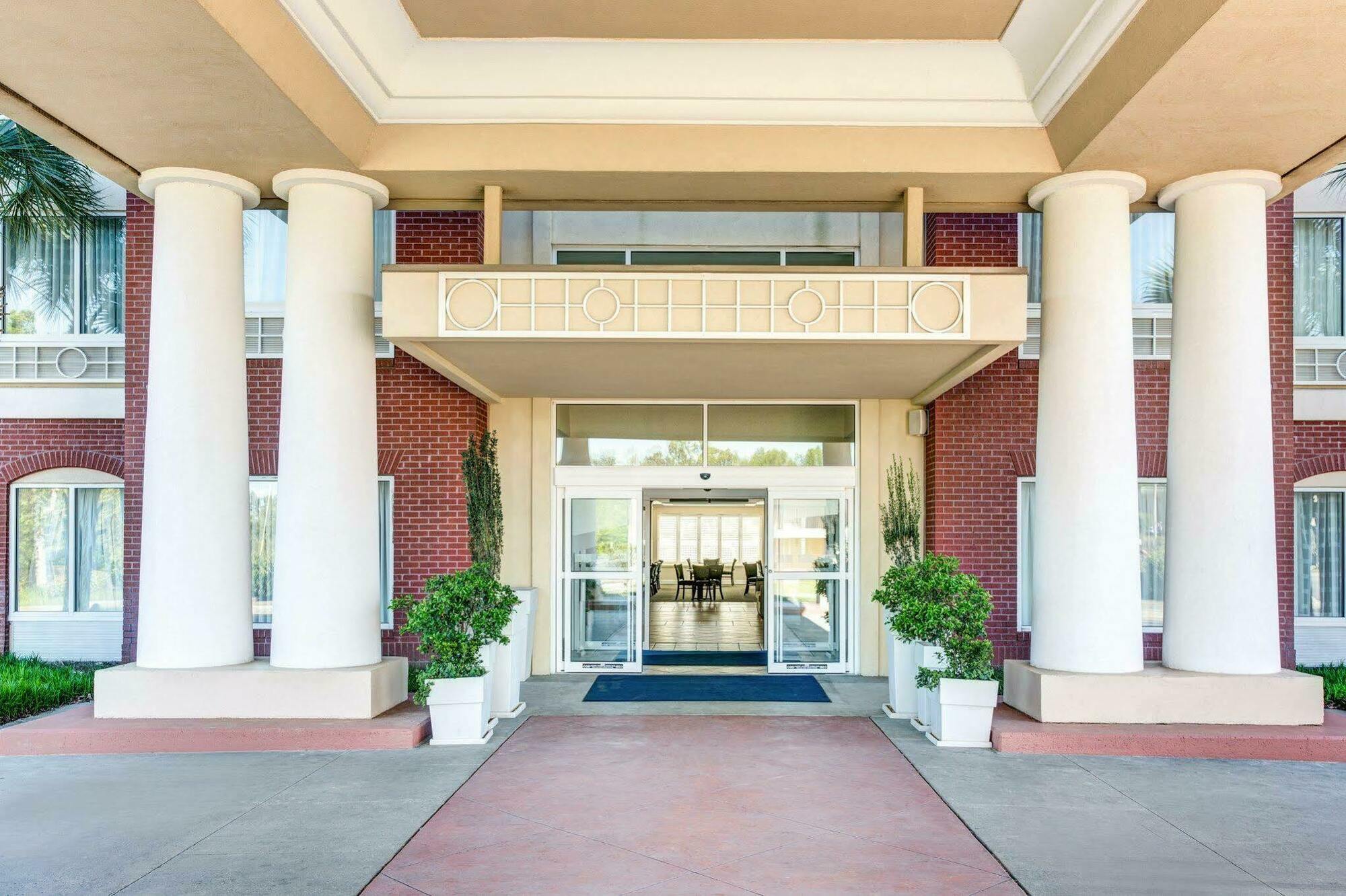 Holiday Inn Express Hotel & Suites Dublin By Ihg Kültér fotó